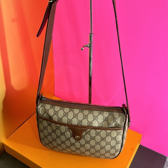 Gucci GG logo crossbody bag a beautiful and clean Gucci bag - Picture 15 of 17